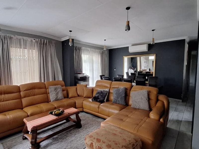 4 Bedroom House for Sale in Glen Marais - Photo 5