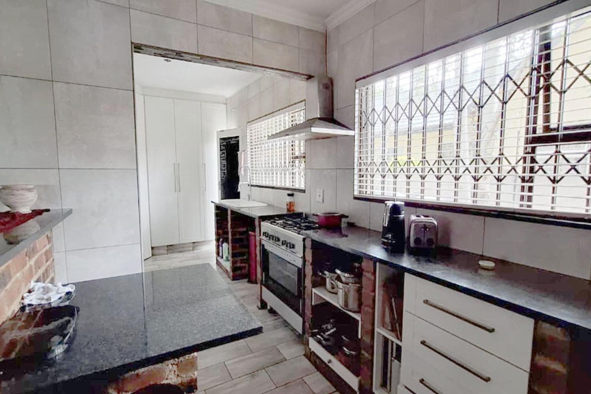 4 Bedroom House for Sale in Glen Marais - Photo 2