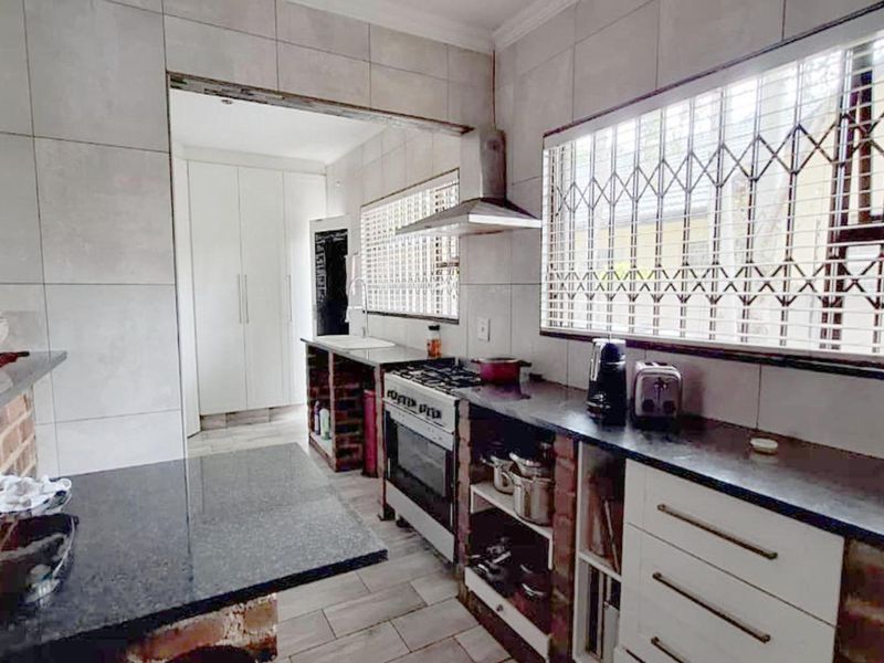 4 Bedroom House for Sale in Glen Marais - Photo 2