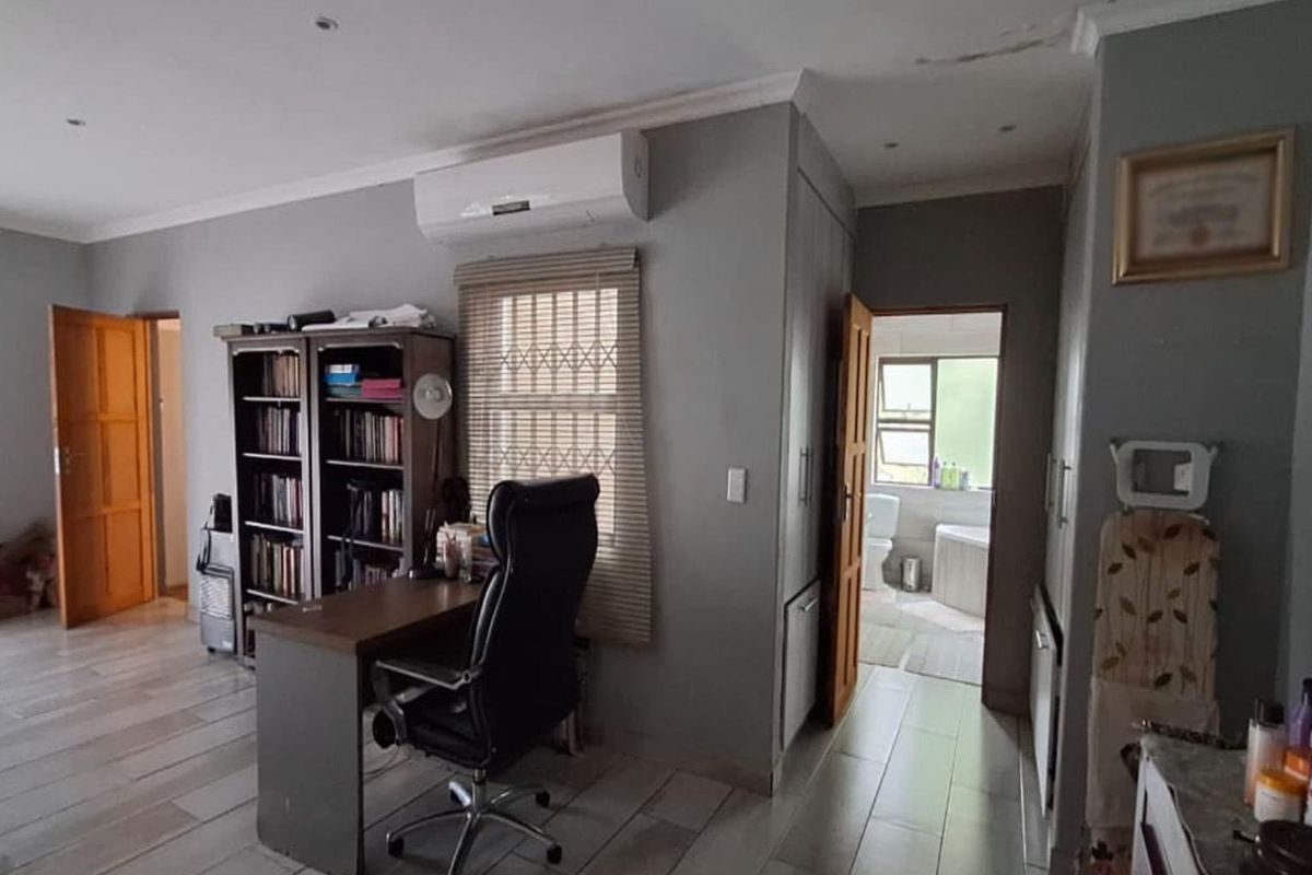 4 Bedroom House for Sale in Glen Marais - Photo 4