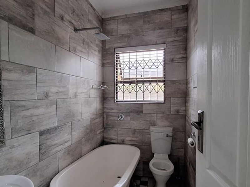 4 Bedroom House for Sale in Glen Marais - Photo 10