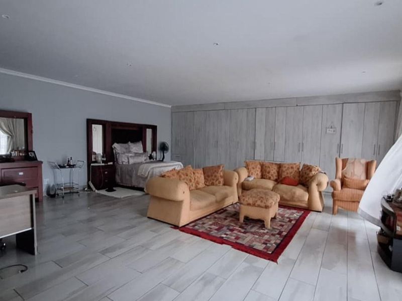 4 Bedroom House for Sale in Glen Marais - Photo 8