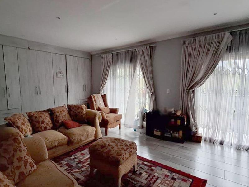 4 Bedroom House for Sale in Glen Marais - Photo 9