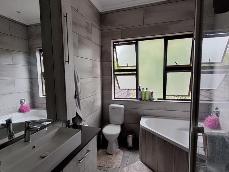 4 Bedroom House for Sale in Glen Marais - Photo 7