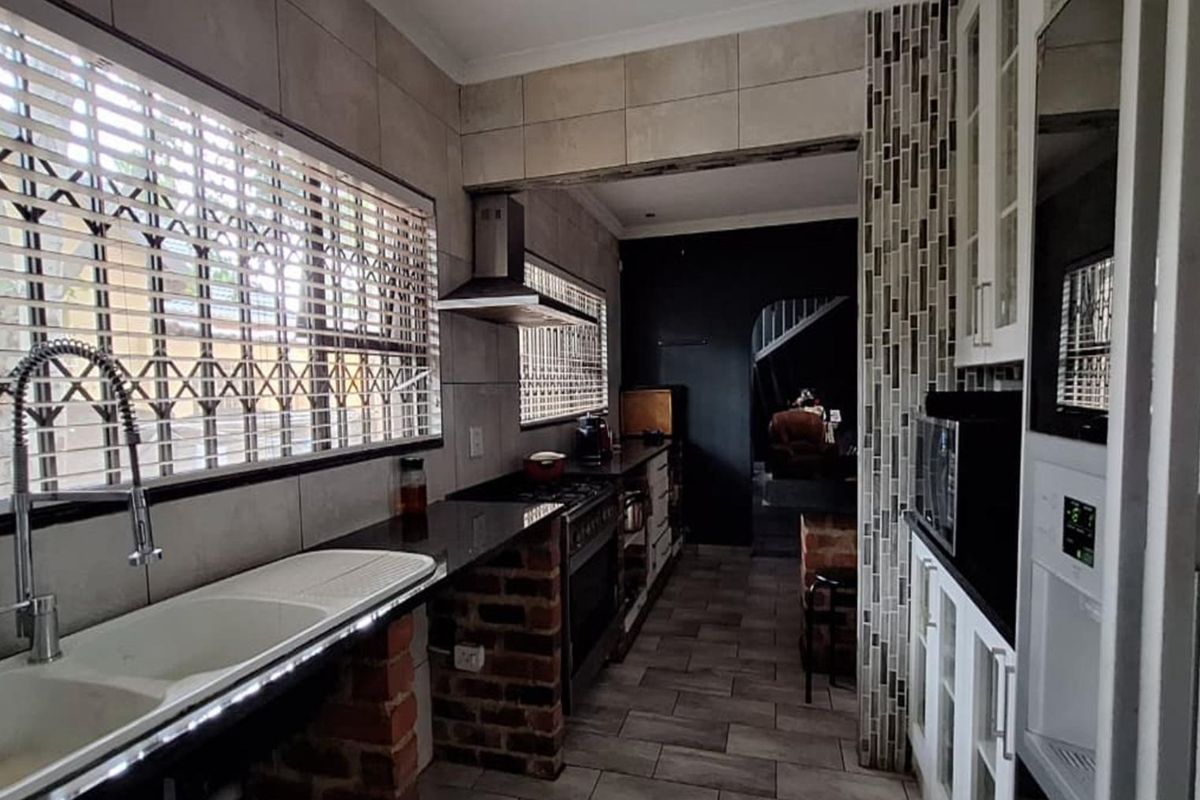4 Bedroom House for Sale in Glen Marais - Photo 3
