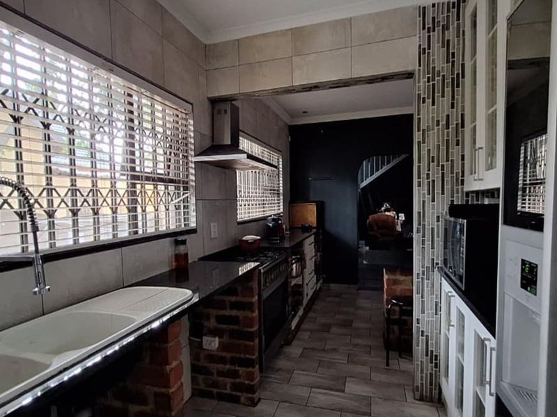 4 Bedroom House for Sale in Glen Marais - Photo 3