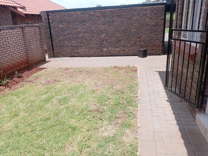 Modern 3 Bedroom Townhouse for Sale in Old Orchards Estate - Photo 10