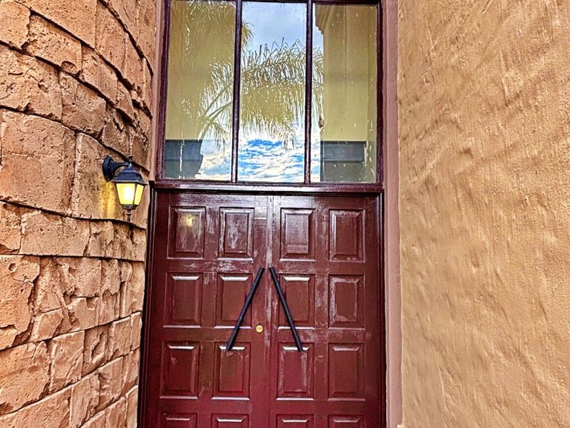 Beautiful 5-Bedroom Family Home - Photo 2