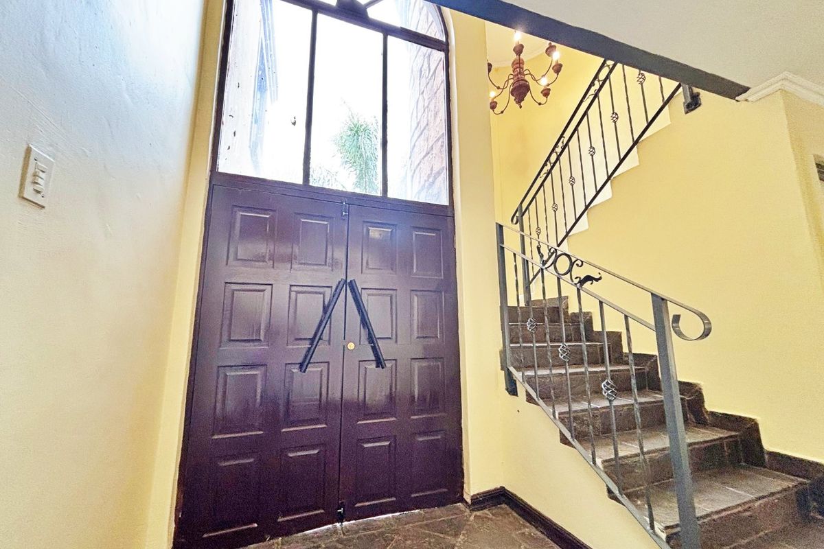 Beautiful 5-Bedroom Family Home - Photo 3