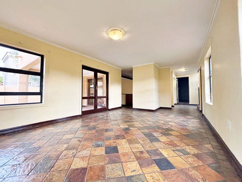 Beautiful 5-Bedroom Family Home - Photo 10