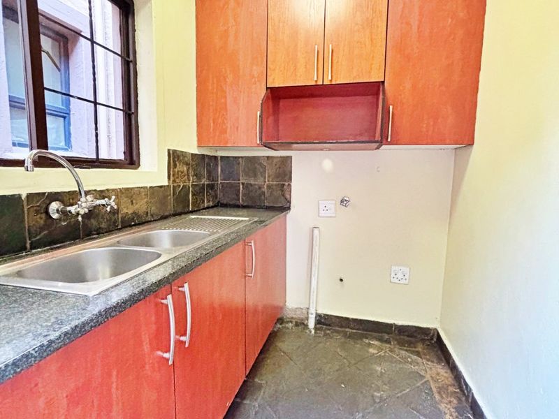 Beautiful 5-Bedroom Family Home - Photo 8