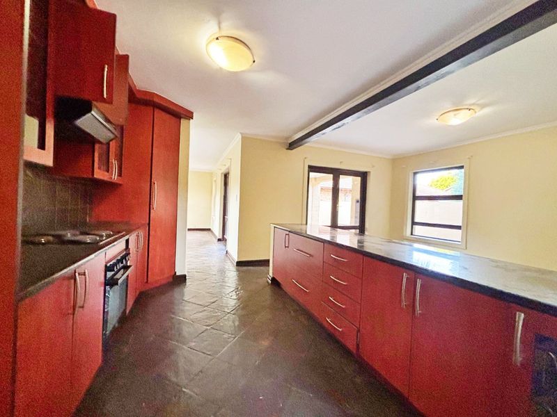 Beautiful 5-Bedroom Family Home - Photo 7