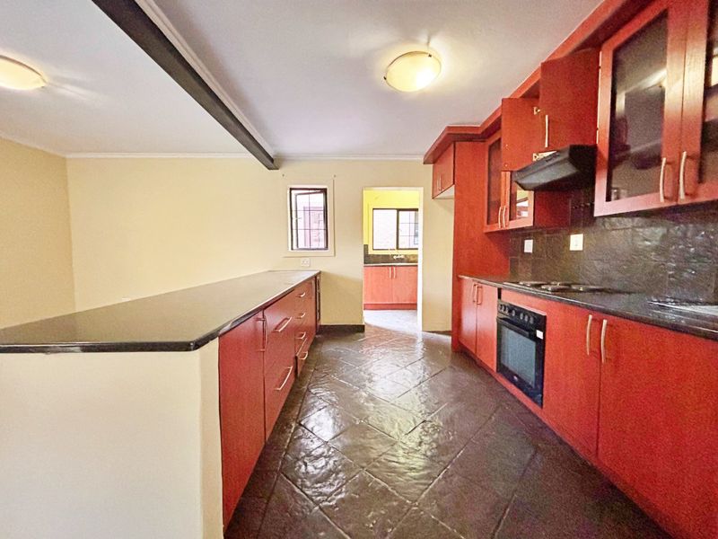 Beautiful 5-Bedroom Family Home - Photo 6