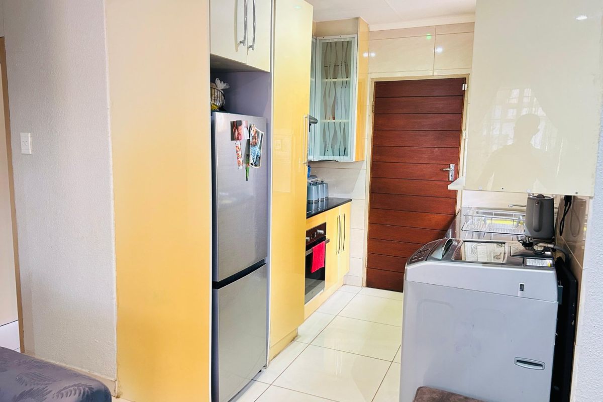Spacious 3 bedroom and 2 bathroom house for sale in sky city  - Photo 5