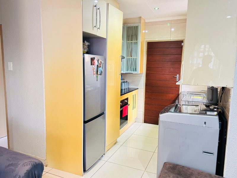 Spacious 3 bedroom and 2 bathroom house for sale in sky city  - Photo 5