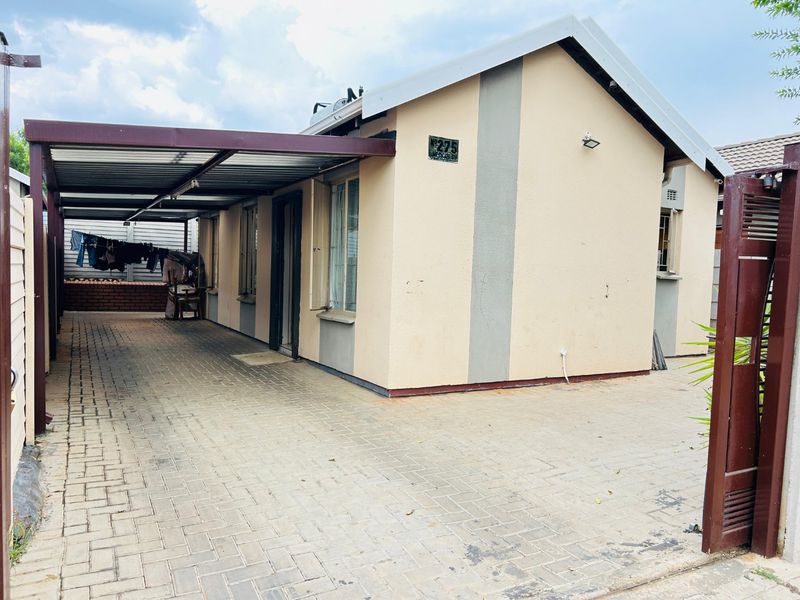 Spacious 3 bedroom and 2 bathroom house for sale in sky city  - Photo 3