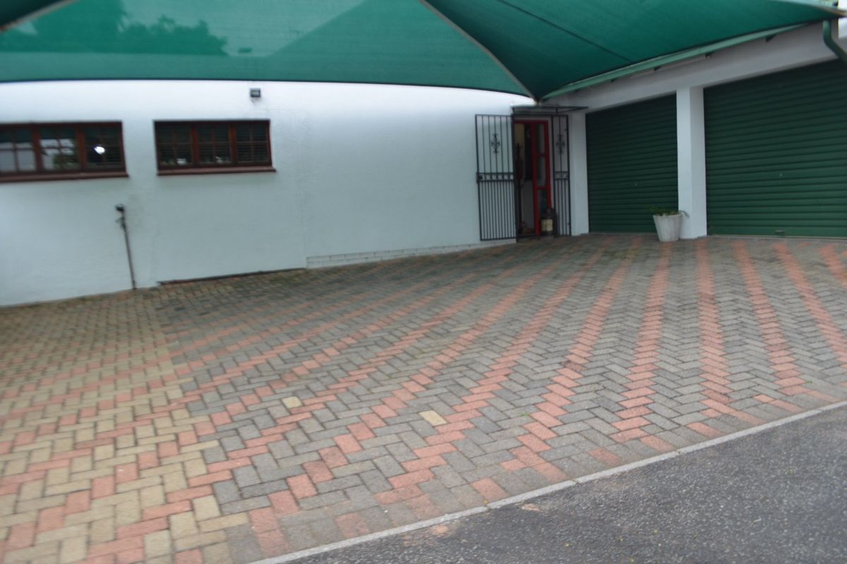 SPACIOUS 3 BEDROOM TOWNHOUSE FOR SALE IN KRUGERSDORP NORTH. - Photo 2