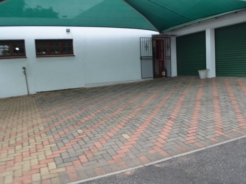 SPACIOUS 3 BEDROOM TOWNHOUSE FOR SALE IN KRUGERSDORP NORTH. - Photo 2