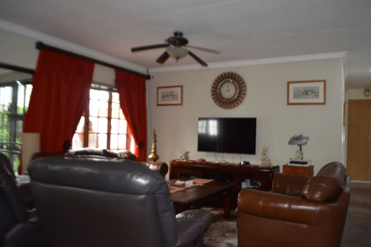 SPACIOUS 3 BEDROOM TOWNHOUSE FOR SALE IN KRUGERSDORP NORTH. - Photo 3