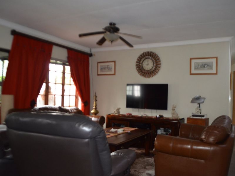 SPACIOUS 3 BEDROOM TOWNHOUSE FOR SALE IN KRUGERSDORP NORTH. - Photo 3