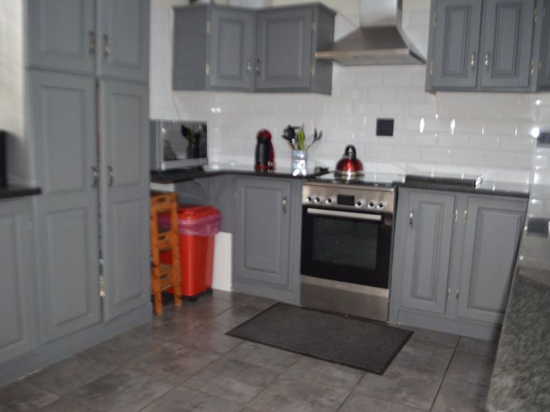 SPACIOUS 3 BEDROOM TOWNHOUSE FOR SALE IN KRUGERSDORP NORTH. - Photo 8