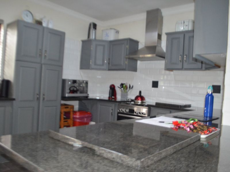 SPACIOUS 3 BEDROOM TOWNHOUSE FOR SALE IN KRUGERSDORP NORTH. - Photo 7