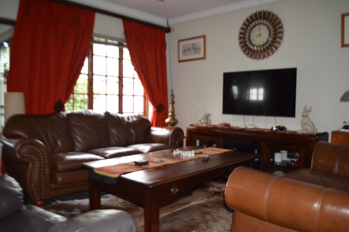 SPACIOUS 3 BEDROOM TOWNHOUSE FOR SALE IN KRUGERSDORP NORTH. - Photo 4