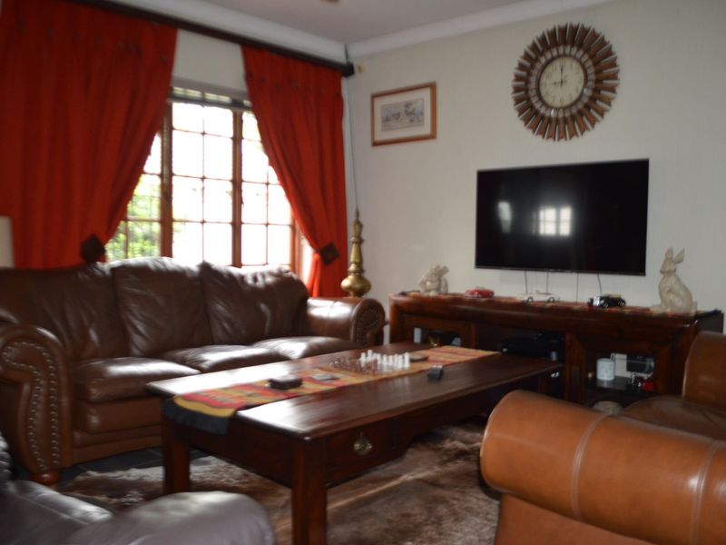 SPACIOUS 3 BEDROOM TOWNHOUSE FOR SALE IN KRUGERSDORP NORTH. - Photo 4