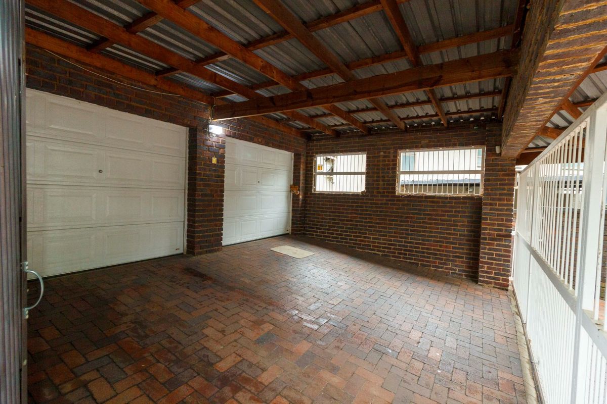 Spacious, neat 4 Bedroom Home in Kloofendal - Photo 2