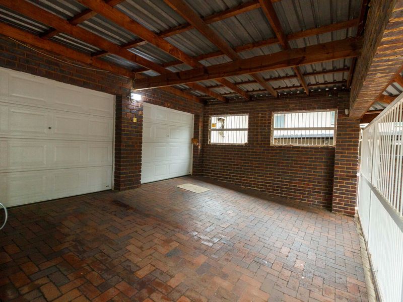 Spacious, neat 4 Bedroom Home in Kloofendal - Photo 2