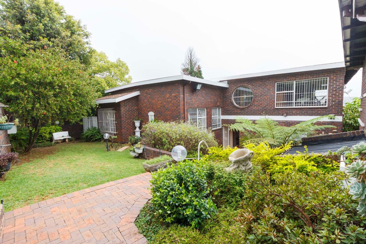 Spacious, neat 4 Bedroom Home in Kloofendal - Photo 3