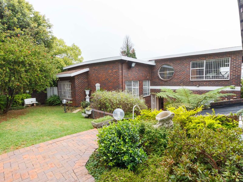 Spacious, neat 4 Bedroom Home in Kloofendal - Photo 3