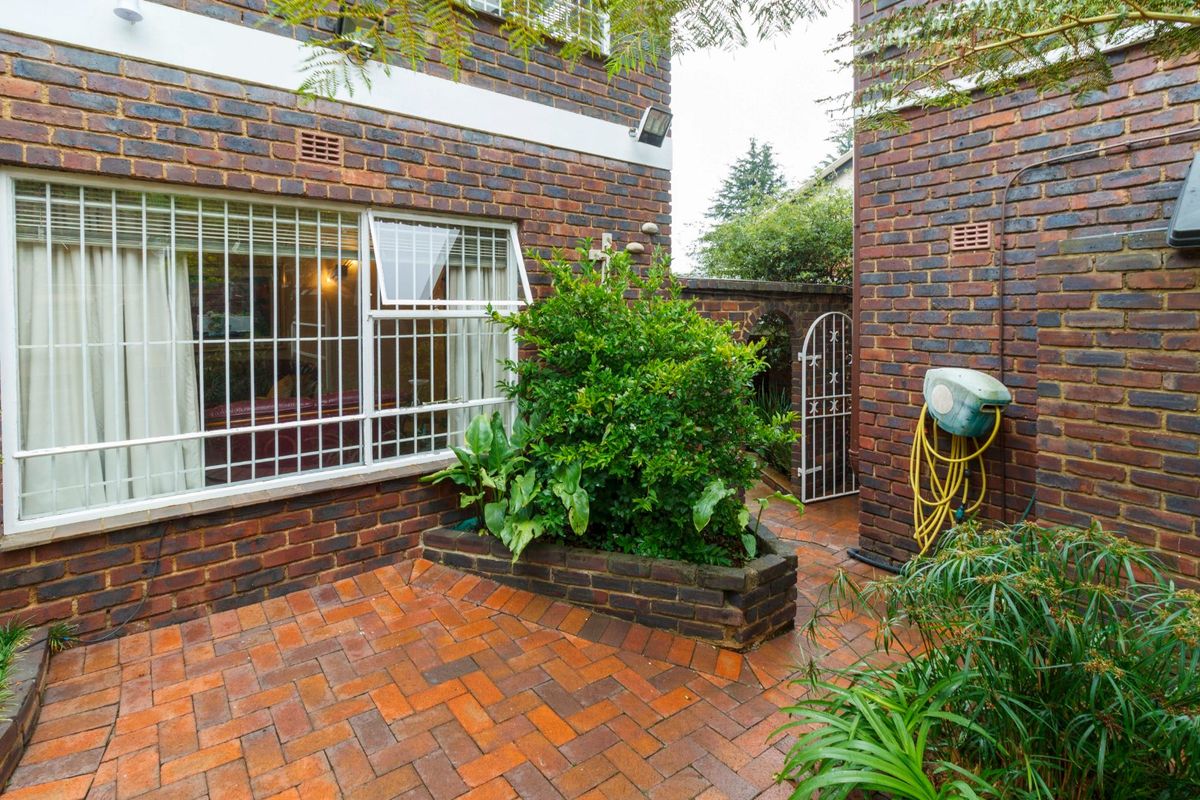 Spacious, neat 4 Bedroom Home in Kloofendal - Photo 4