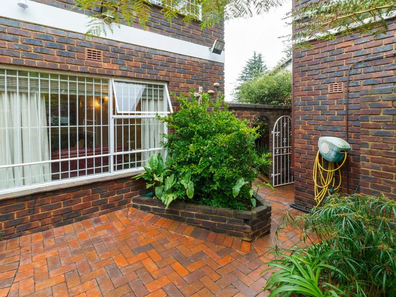 Spacious, neat 4 Bedroom Home in Kloofendal - Photo 4