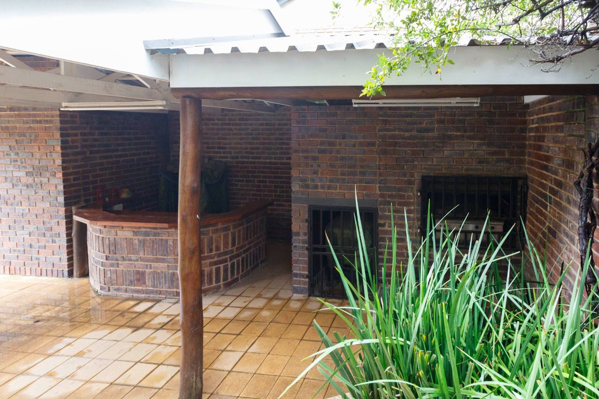 Spacious, neat 4 Bedroom Home in Kloofendal - Photo 5