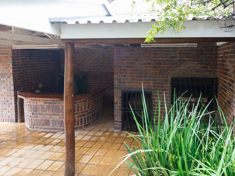 Spacious, neat 4 Bedroom Home in Kloofendal - Photo 5
