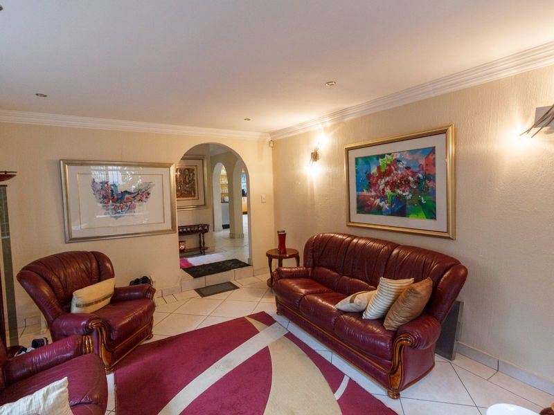 Spacious, neat 4 Bedroom Home in Kloofendal - Photo 10