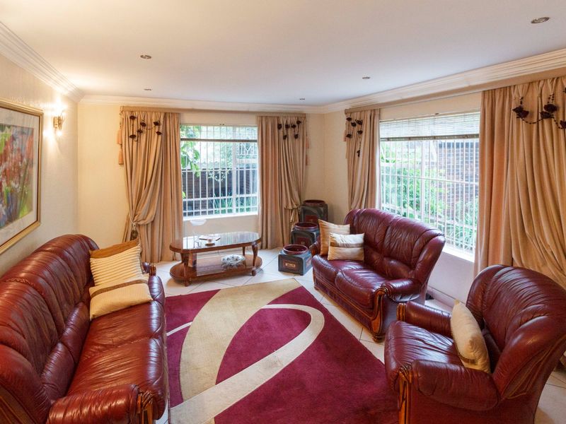 Spacious, neat 4 Bedroom Home in Kloofendal - Photo 9