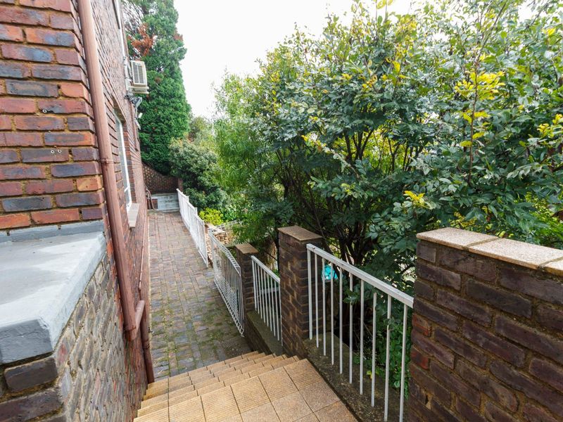 Spacious, neat 4 Bedroom Home in Kloofendal - Photo 6