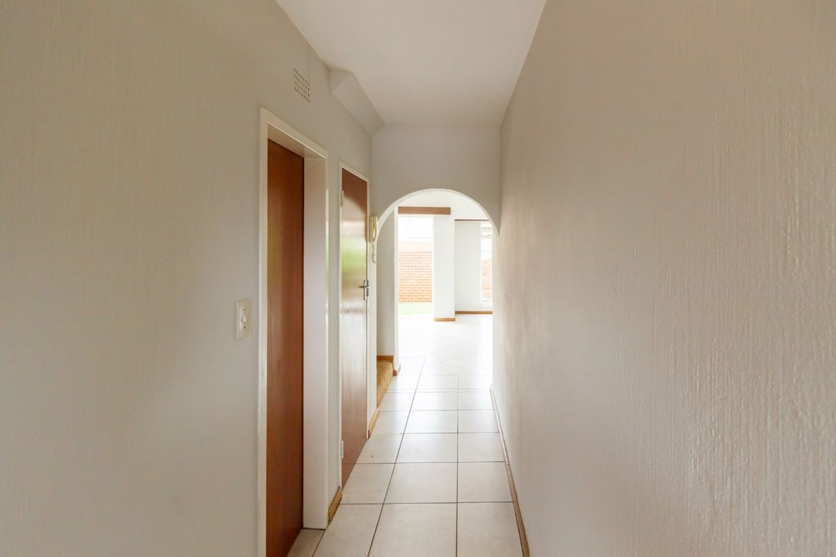 Spacious 3 Bed Duplex in Horizon View - Photo 2