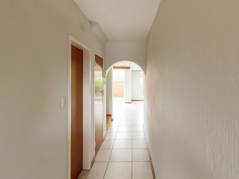Spacious 3 Bed Duplex in Horizon View - Photo 2