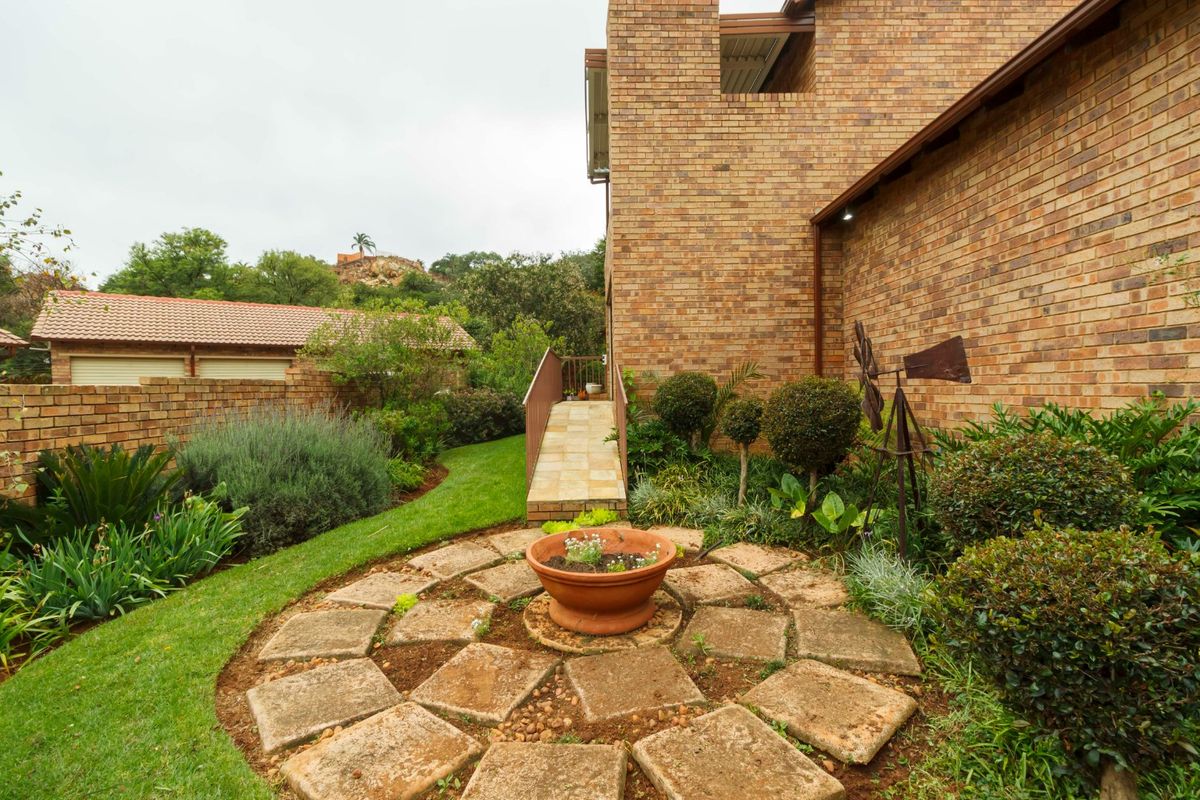 Exquisite Spacious Townhouse in Helderkruin - Photo 2