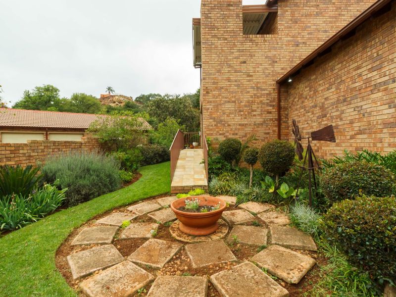 Exquisite Spacious Townhouse in Helderkruin - Photo 2