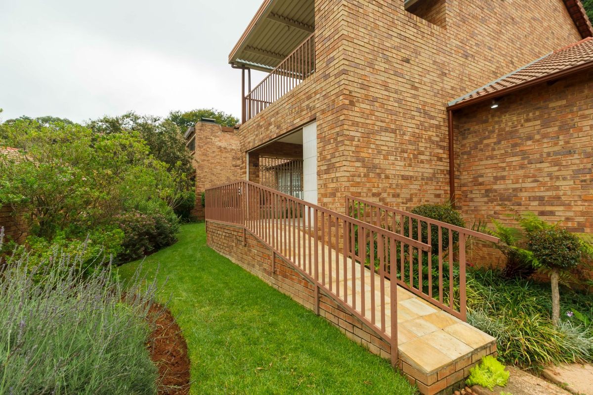 Exquisite Spacious Townhouse in Helderkruin - Photo 3