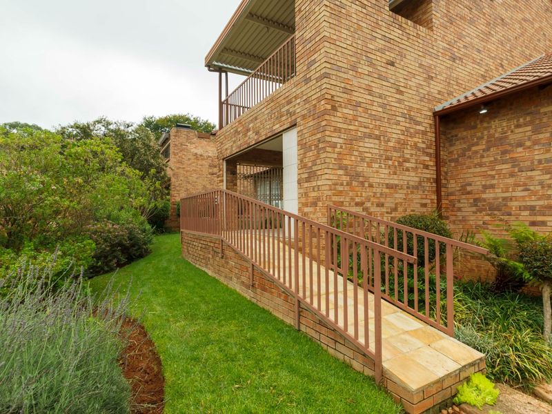 Exquisite Spacious Townhouse in Helderkruin - Photo 3