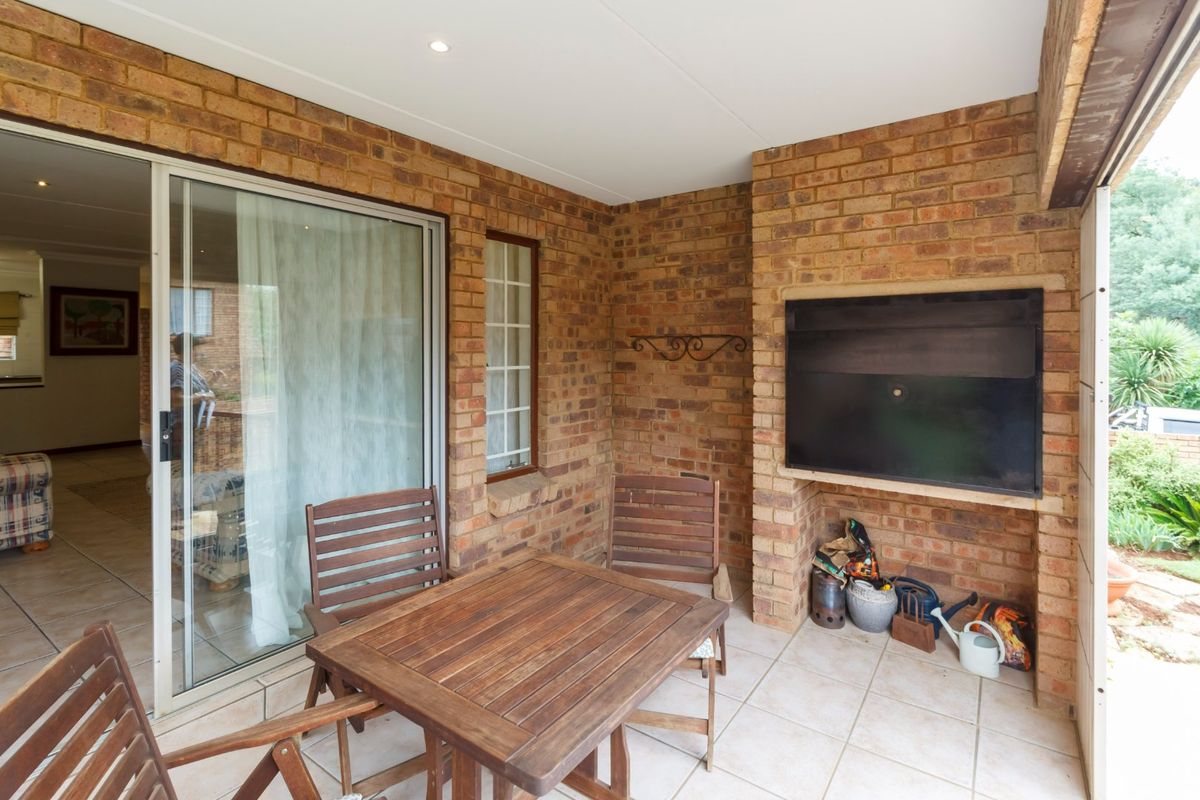 Exquisite Spacious Townhouse in Helderkruin - Photo 4