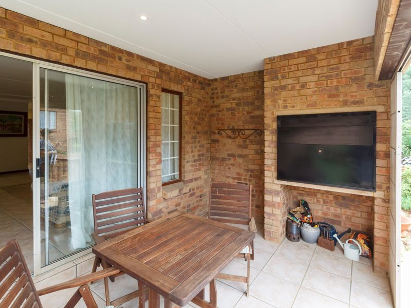 Exquisite Spacious Townhouse in Helderkruin - Photo 4