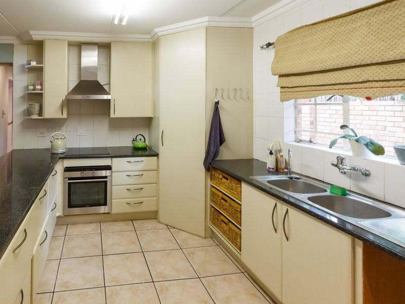 Exquisite Spacious Townhouse in Helderkruin - Photo 10