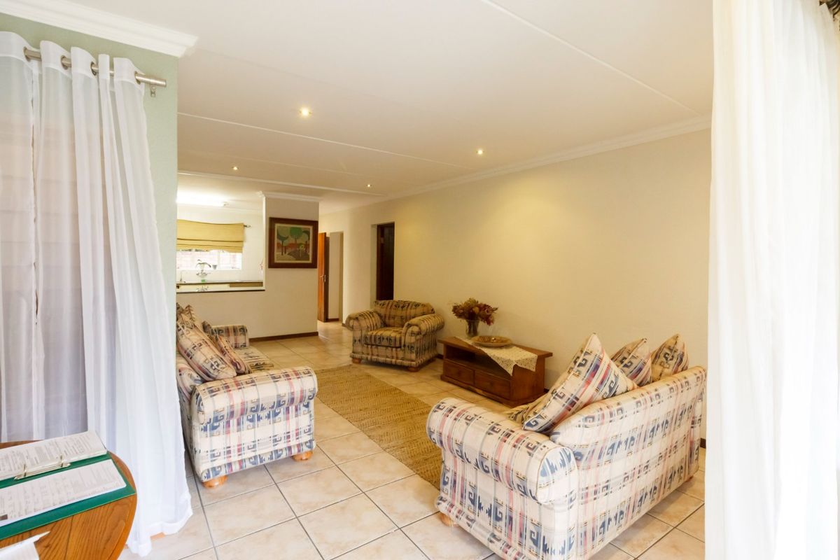 Exquisite Spacious Townhouse in Helderkruin - Photo 5