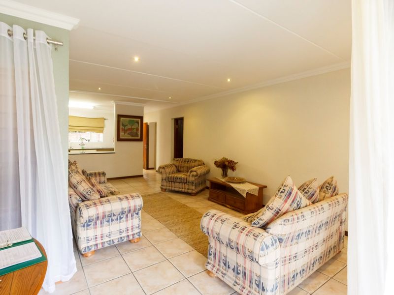 Exquisite Spacious Townhouse in Helderkruin - Photo 5